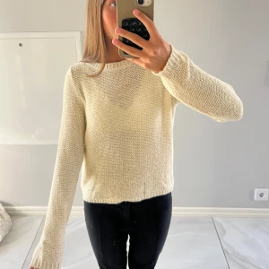 Beige stickad tröja - Unik, trendig och jättefin beige stickad tröja som passar perfekt nu inför hösten! Endast använd ett fåtal gånger och är i storlek xs. Längre där bak, se bild ovan. 🩷