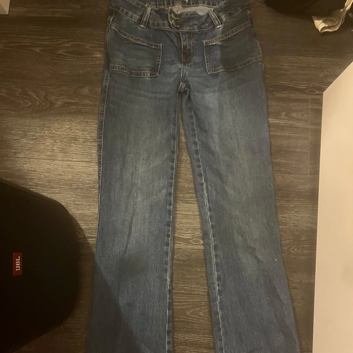 Blåa låg midjade bootcut jeans med stora fickor