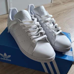 Adidas Stan Smith sneakers - Fräscha Adidas Stan Smith sneakers i helvit färg med klassisk låg profil. Helt Nya aldrig Använda. Nypris 1349kr
