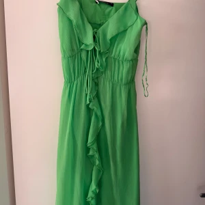 Grön långklänning från Gina Tricot - perfekt för sommarens alla tillfällen.