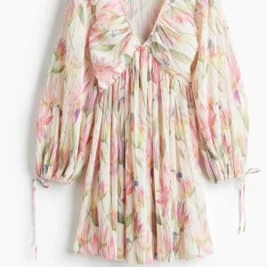 Blommig H&M klänning  - Mönstrad H&M klänning i så fin modell, endast använd en gång! Storlek S men rätt så lös på mig som brukar kunna ha M/38