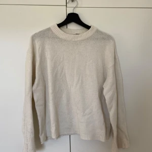 Vit stickad tröja från H&M  - Mysig vit stickad tröja från H&M i storlek S. Tröjan har rund halsringning och långa ärmar med ribbade muddar. 