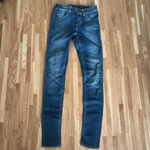 Tiger of Sweden jeans - Snygga blå jeans från Tiger of Sweden med klassisk femficksdesign och slim fit passform. Stilrena och i väldigt bra skick. Stl 26/32