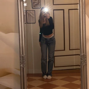 Ljusblå raka jeans från gina - Säljer mina ljusblå low waist jeans från gina då dom har blivit för små för mig, dom passar bra på längden för mig och är 160cm. Köpta för 400kr och säljer för 180kr. Skriv om du har någon fråga💕