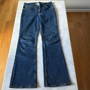 Blåa bootcut jeans från Ginatricot  - Snygga blå jeans från Ginatricot i klassisk bootcut-modell. Låg midja. 