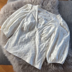 Vit topp - Super fin topp från Kappahl, använd 1 gång. Säljer då den inte passar just mig💞 