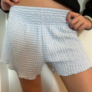 Ljusblå flowiga shorts från Zara - Supermjuka ljusblå shorts från Zara💞pris kan diskuteras🌸strl 12 år men passar xs-s