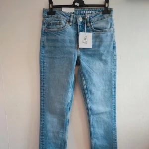 Blå jeans med slits - JP Slim Split 550 Jeans från Bikbok i storlek waist 25 längd 32. Helt nya med lapp. Slit på nederdelen av varje ben. Nypriset är 699kr!