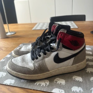 Nike Air Jordan 1 High smoke grey  - Skosnöret på ena skon har gått av så det behövs sättas dit ett nytt men det går lätt att lösa! Annars är de i bra skick för att vara väl använda🤩