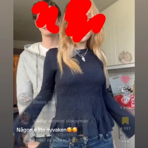 Mörkblå smockad blus med volang - Supersöt mörkblå smock blus! Säljer denna pågrund av att den inte kommer till användning, använd ca 1-2 gånger. Från gina young i strl 170 är 166