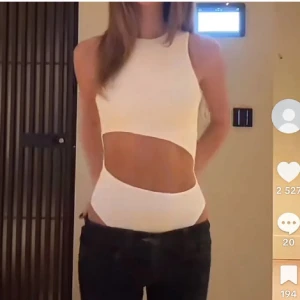 Body - Så snygg body ifrån Zara! Perfekt till fest, bilden är lånad men skriv bara om du vill att jag skickar egna❣️