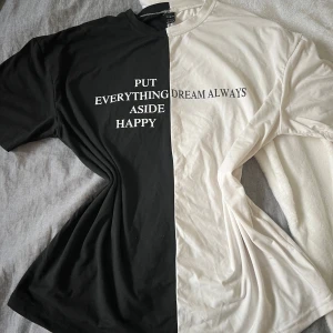 Svartvit t-shirt med text - Cool t-shirt från Shein i svart och vitt, delad mitt på med tryckt text över bröstet. T-shirten har korta ärmar och är gjord i mjuk bomull. Perfekt för dig som gillar statement-plagg och kontrasterad stil.🤍🖤