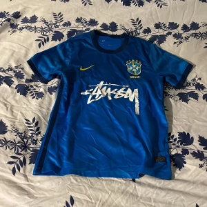 Blå Brasilien Nike x Stüssy fotbollströja - En jävligt snygg Brazilian stussy Jersey i as fet färg. Den är i toppen skick och kvalitet till ett underbart pris! Kom dm vid funderingar och intresse!