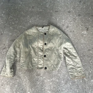 Zara jacka  - Grå grön jacka från Zara, i nyskick då den endast är använd fåtal gånger 