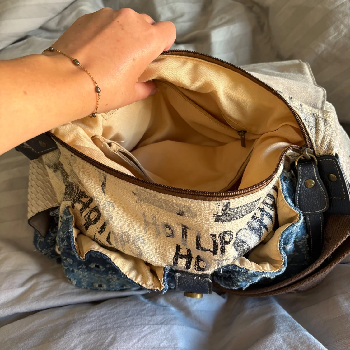 Beige och jeans axelväska med text - 2