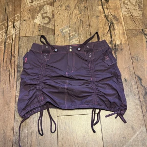 Y2k miniskirt💜 - Lila minikjol med rynkning som kan justeras och rosa detaljer. 