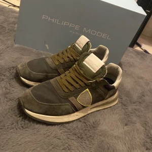 Philippe Model sneakers i olivgrönt - Snygga Philippe Model trainers i olivgrönt och svart med detaljer i beige och vitt. Materialmix av mocka och skinn storleken är 40 men passar 41