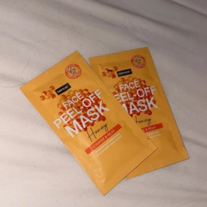Sence Face Peel-Off Mask Honey - Två stycken peel-off ansiktsmasker med honung från Sence. Varje förpackning innehåller 7g och är gul med honungsgrafik. Masken är designad för att rengöra och ge en avslappnande känsla. Perfekt för en snabb self-care rutin hemma.               1 F 20.                                                                              2 FÖR 40