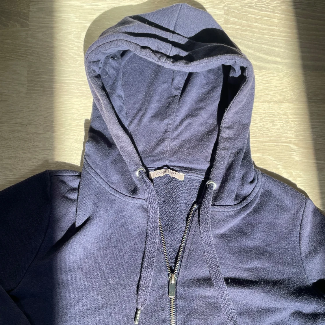 Mörkblå hoodie från Anna Field - 2