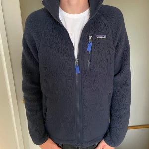 Patagonia fleece tröja  - Säljer en Patagonia fleece som är svår att få tag på i den marinblåa färgen! Storlek S! Hör gärna av dig om du har frågor! 