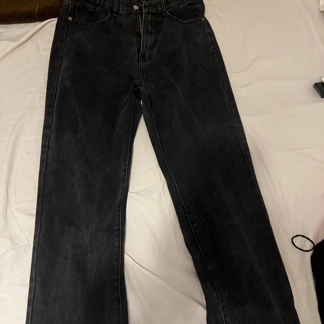 Svarta raka jeans med rå kant - 2