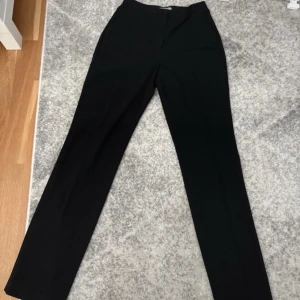 Kostymbyxor H&M - Fina kostymbyxor från H&M. Nästan aldrig använda då de är för stora för mig. Det är storlek 34. 
