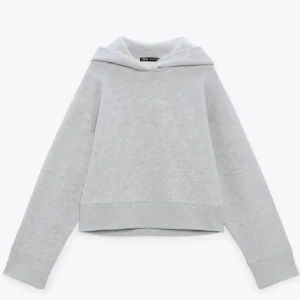 Grå hoodie från Zara - Säljer min gråa hoodie från Zara i storlek S! Tröjan har luva, långa ärmar och är lös i passformen. Finns några få små enstaka trådar som sticker ut, men inget man märker direkt, och hoodien är liite ”urtvättad” på insidan 🫶