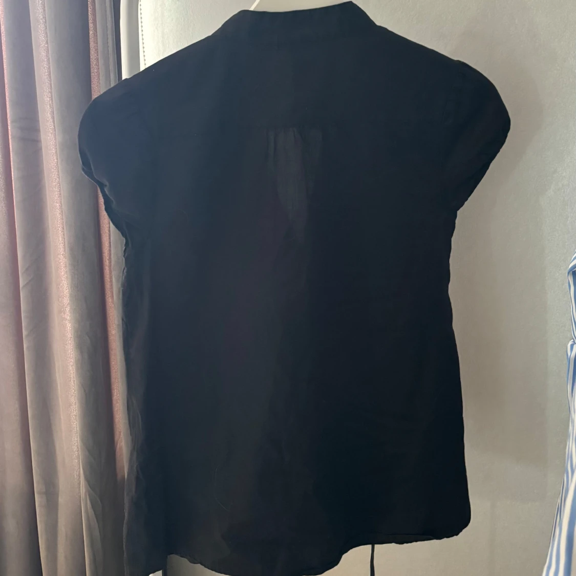 Svart blus med knappar från H&M - 1