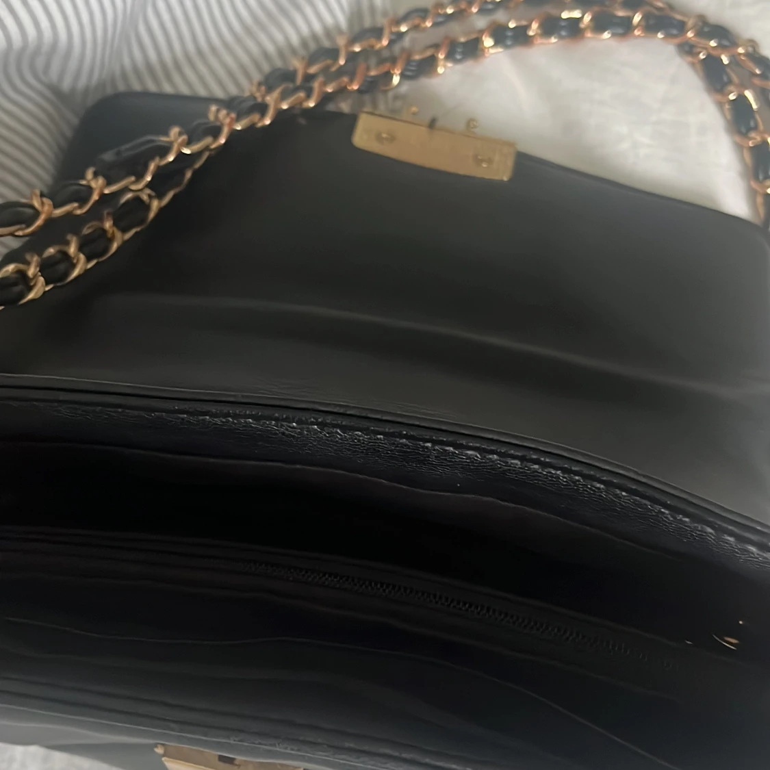 Svart axelväska med guldspänne och kedja - 3