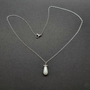 Silverhalsband med droppformad pärla - Rostfritt stål 