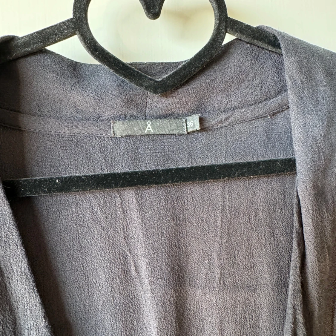 Svart v-ringad skjorta från Å - 2