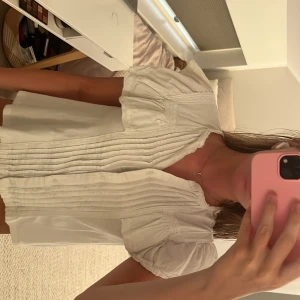 Vit blus med puffärm och knappar - Söt blus från Zara i barnstorlek 14 år men passar xs och s!
