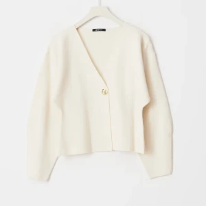 Figursydd kofta med knapp - Snygg kofta från Gina, aldrig använd, men väntat för länge med att lämna tillbaka. Nyskick och är slutsåld på hemsidan☺️