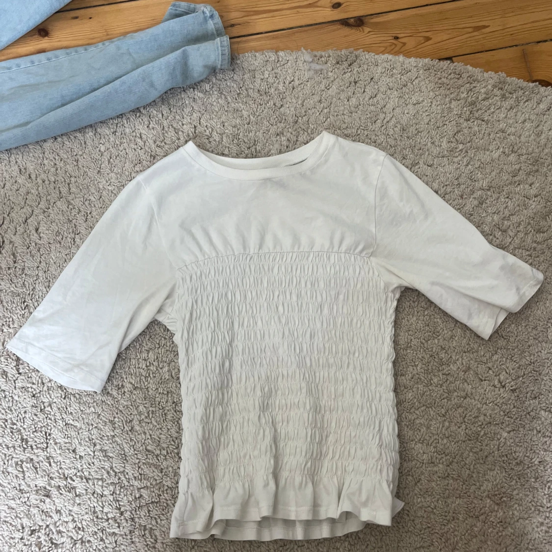 Vit smockad topp med volangkant - 1