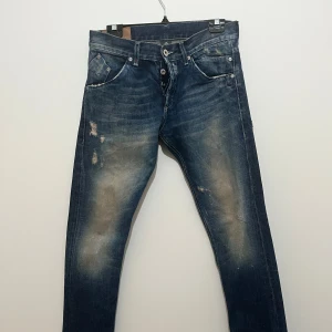 Dondup jeans  - Säljer dessa otroligt feta Dondup jeans med en sjuk wash🤩 väldigt sällsynt modell! Alla slitningar är original! Sjukt bra skick inga defekter alls🙌 midjan är ca 40cm och längden är 105cm. Obs: sitter väldigt tajt på mig som är 70kg‼️hör av er vid funderingar🙌