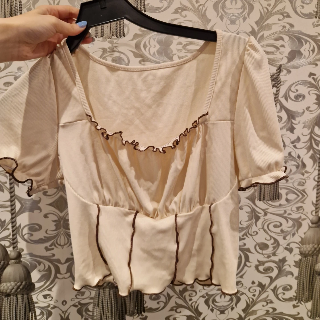 Beige blus med volang och bruna sömmar