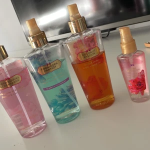 Vintage Victoria's Secret parfymmistar - Fyra  parfymmistar från Victoria's Secret. Dom är 250 ml men använda, kan se hur mycket det är kvar på bilderna. Kan köpa enbart för 80 kr