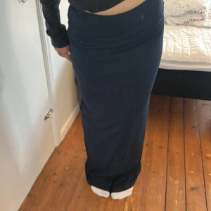 Mörkblå långkjol med tight passform - Säljer en stilren mörkblå långkjol med tight passform.❣️