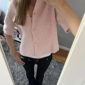 Ljusrosa stickad kofta med knappar - Säljer denna jättesnygga kortärmade stickade koftan ifrån Gina💓Koftan är knappt använd och i bra skick, men säljer då den inte kommer till användning!