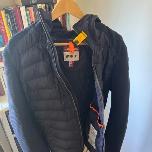 Parjumper cardigan  - Tja säljer nu denna stilrena parjumpern då den aldrig kommer till användning! Perfekt nu till kallare tider! Är som ny och har haft på mig den ett få tal gånger! Inte storlek XL, passar mig med runt M i storlek! Nypris ca 4000kr, mitt pris 1699kr. Skriv vid frågar/funderingar 