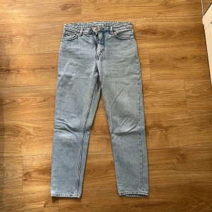 Jeans Monki - Ljusblåa jeans från Monki. Storlek 29. Material: 100% bomull. I använt skick. 