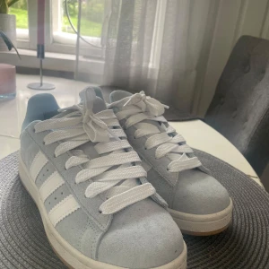 Adidas campus - Ett par ljusblåa adidas campus som är tyvär för små för mig.  Använda 3 gånger. Storlek 38 2/3💗