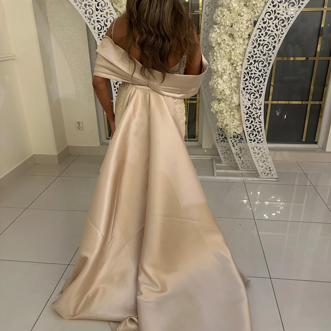 Champagnefärgad glittrig långklänning - 1