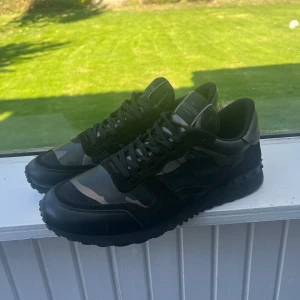 Valentino Rockrunners  - Ett par riktigt snygga rockrunners🤩Skorna är använda väldigt sparsamt och har inga problem alls😀Priset är inte hugget i sten 🪨dustbags ingår i priset! 