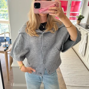 Kofta - Så så fin! Perfekt nu till höst som jacka eller bara inomhus❤️🙌🏻