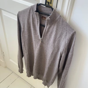 Stenströms quarter zip 100% merino wool - Riktigt skön quarter zip up av 100% merino wool. Size S och modellen är 180, 75 kg. Han är lite stor för tröjan skulle jag säga. Kom med frågor! Inga defekter🫶