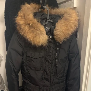 Hollies  - En Hollies vinterjacka i stl 34 som är i väldigt bra skicks säljs för 800 kr.