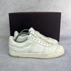 Valentino flycrew sneaker - – Condition: 8/10 - two spikes has fallen off  – What is included: Dustbag  – Retail price: 7400 + SEK  Please note that Lanvins fit big and our recommendation is to go one size down