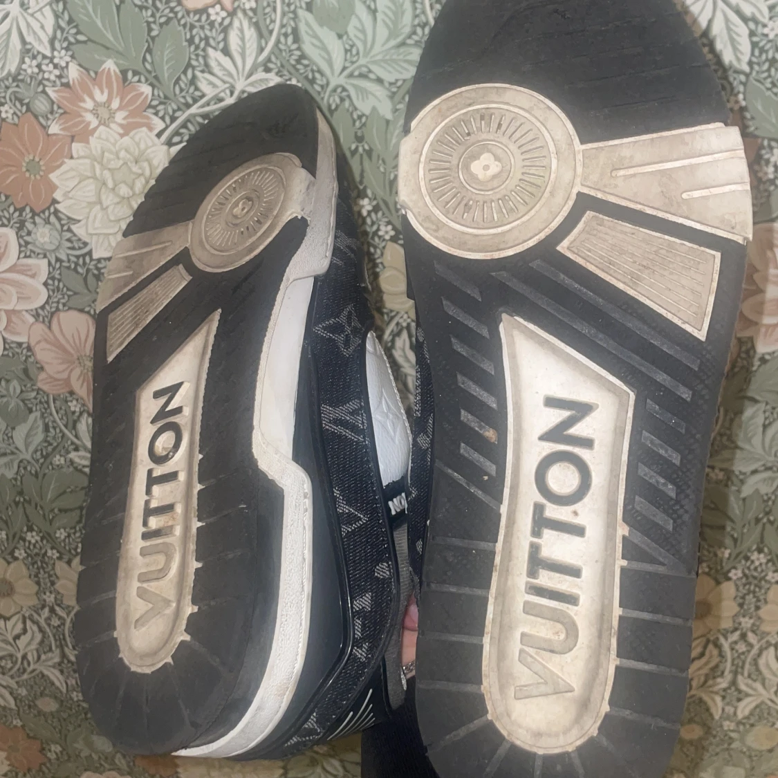 Vita och svarta sneakers från Vuitton - 2