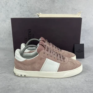 Valentino flycrew sneaker - – Condition: 9/10 - all spikes are still on  – What is included: Dustbag  – Retail price: 7280 (Does not sell anymore)